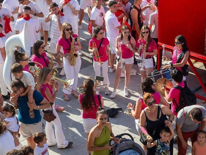 Eguneko kontzertuak: EZEZEZ, Dupla, Zea Mays, Nafarroa 1512 eta Streetwise