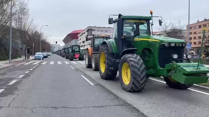 Hiria hartu dute traktoreek