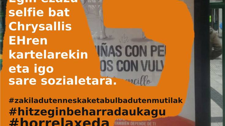 Facebook-ek zentsuratutako kartelarekin, selfie-ak