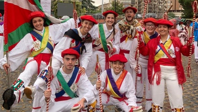 Euskaraz bizi eguna ospatuko du Iruña taldeak larunbatean