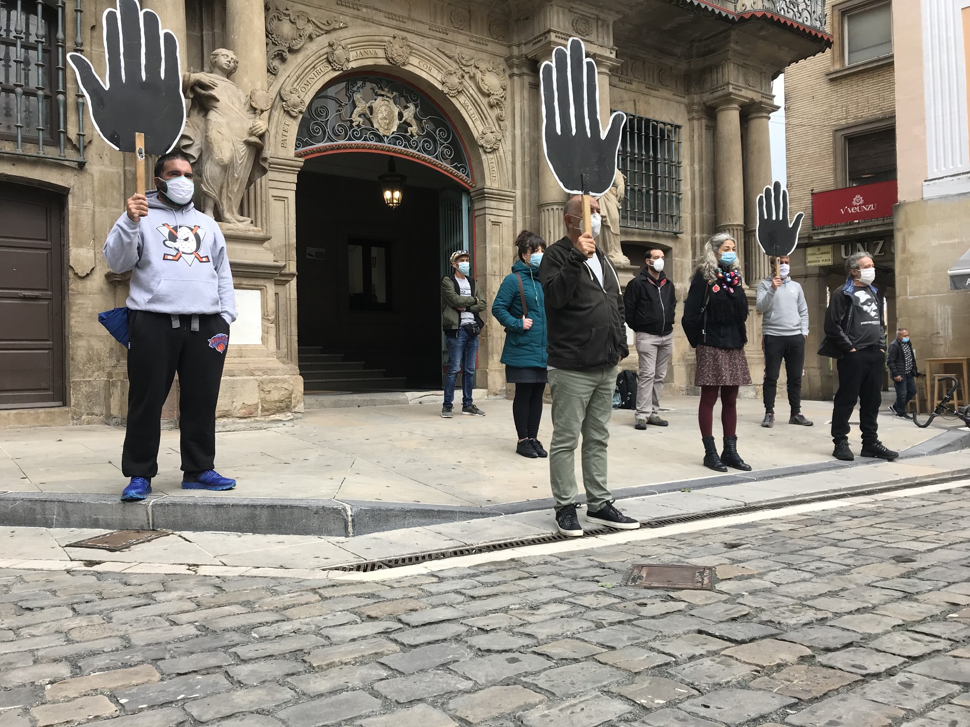 Itxialdian jarritako isunen kutsu arrazista salatu dute