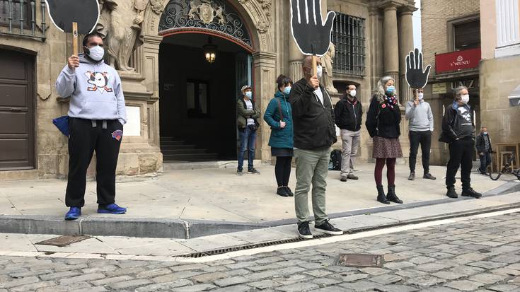 Itxialdian jarritako isunen kutsu arrazista salatu dute