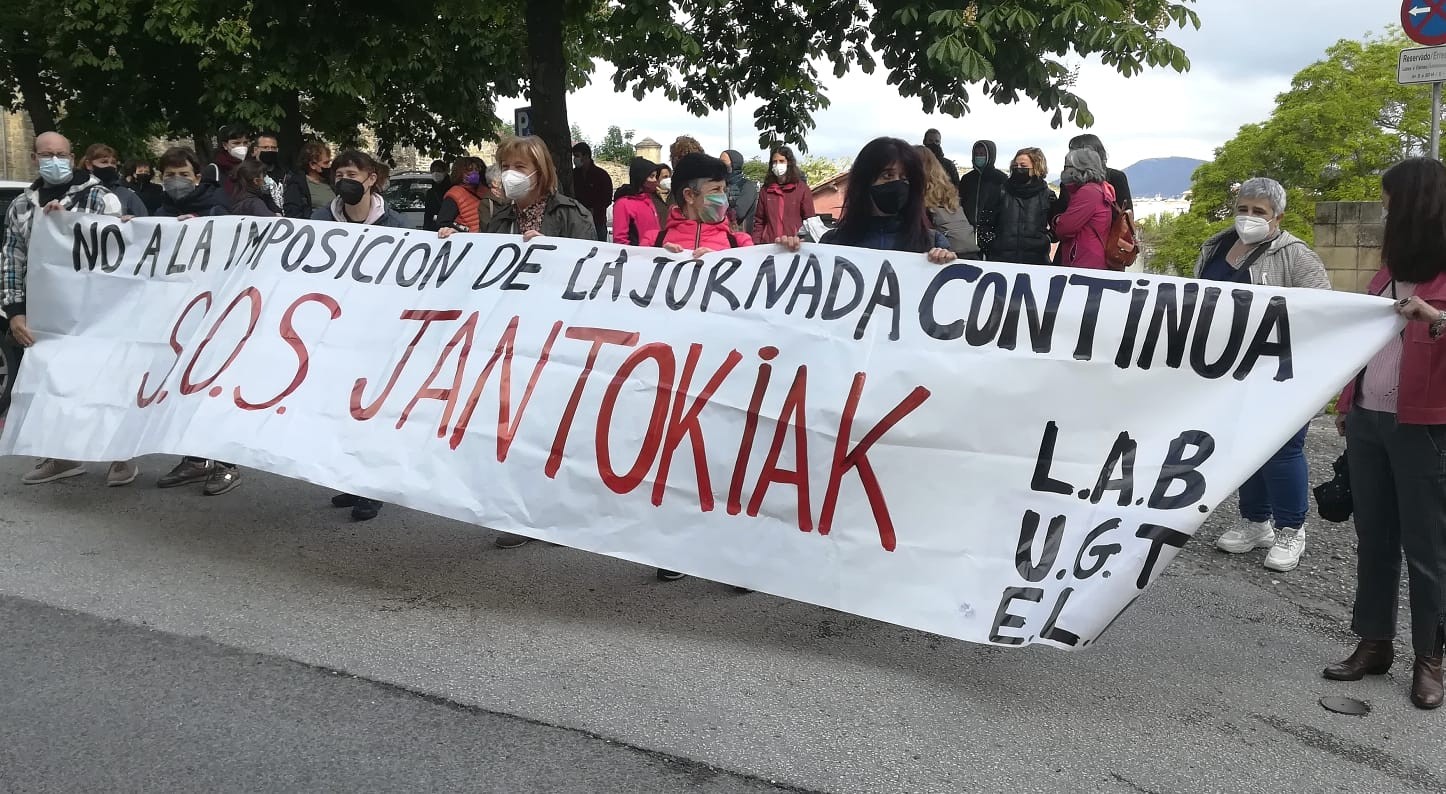 LAB, ELA eta UGT sindikatuek eskatu dute ez dezatela eskola guztietan jardunaldi jarraitua inposatu