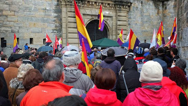 Preso errepublikanoei omenaldi hunkigarria Ezkaba mendian