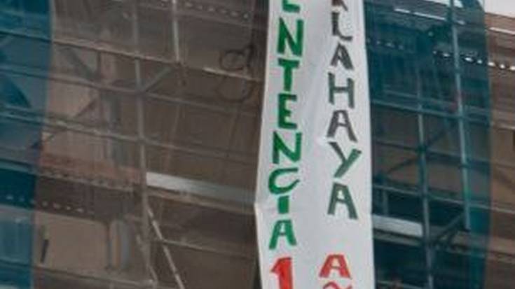 BDZ taldeak pankarta jarri du zintzilik; Epaitegien esana bete dadila eskatu dute