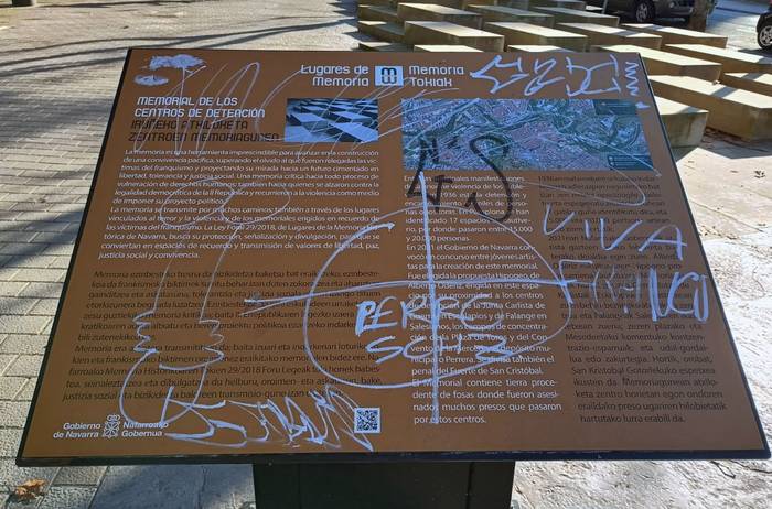 Iruñeko atxilotze zentroei buruzko memoria-plakan mezu faxistak idatzi dituzte