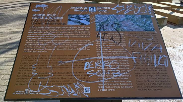 Iruñeko atxilotze zentroei buruzko memoria-plakan mezu faxistak idatzi dituzte