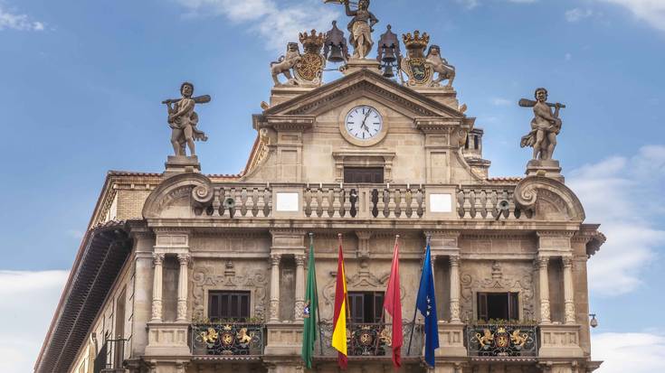 Iruñeko Gizarte Zerbitzuetako langileek presioak eta erasoak salatu dituzte