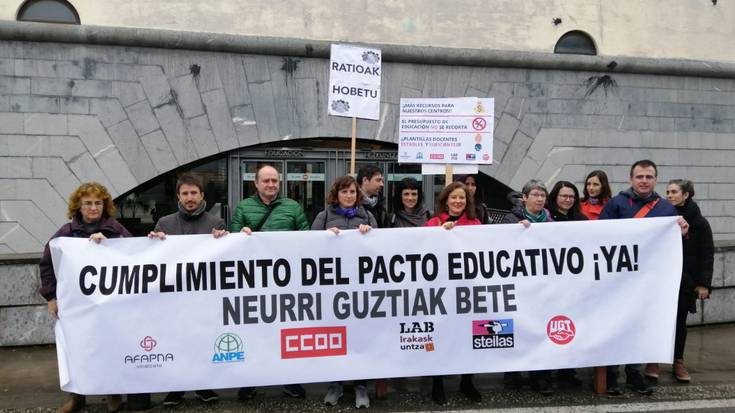 Irakaskuntzako sindikatuek eskoletarako itzulera datorren ikasturtera atzeratzeko eskatzeko elkarretaratzea egingo dute 11:00etan