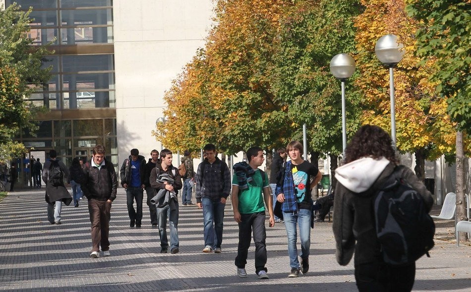Unibertsitateko hasiberriei egiten dizkieten burlak ekiditeko, udaltzain gehiago 