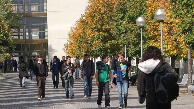 Unibertsitateko hasiberriei egiten dizkieten burlak ekiditeko, udaltzain gehiago 