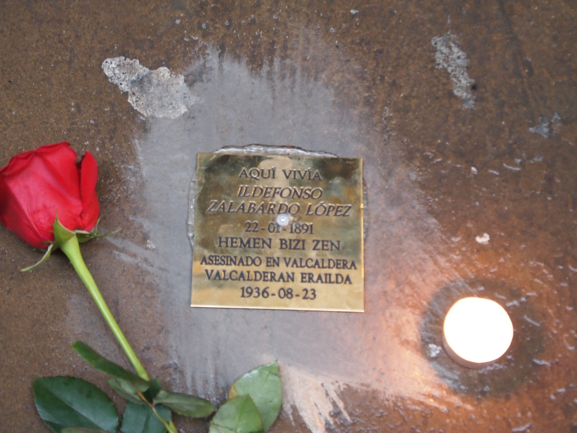 1936ko kolpeko erailak oroitarazteko plakei eraso egin diete