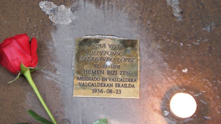 1936ko kolpeko erailak oroitarazteko plakei eraso egin diete