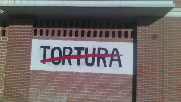 Torturaren kontrako muralak berregin dituzte Uharten eta Berriozarren