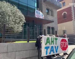 AHTaren negozioa salatu dute enpresarien elkargoko balkoira igota