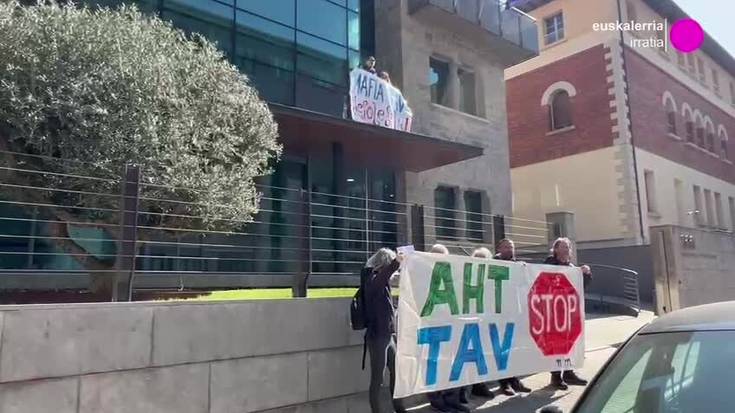 AHTaren negozioa salatu dute enpresarien elkargoko balkoira igota