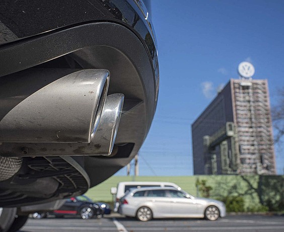 Volkswagenen itzala sektore osora hedatzen ari da, araudi biguna lagun