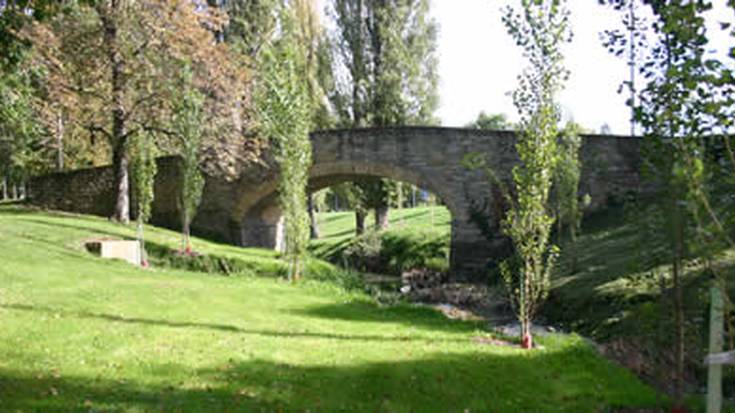 Elortz ibaia garbitzen ari da Iruñeko Udala Etxabakoitz aldean