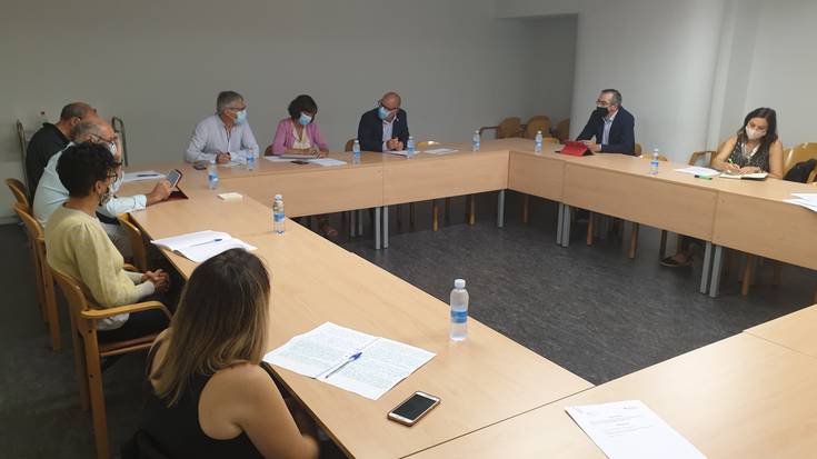 Guraso elkarteek jantokia edo garraioa bezalako zerbitzuei eusteko irizpideak eskatu dituzte