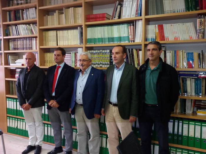 Zuzendaritzan dabiltzan itunpeko irakasleentzako diru saila kenduko dutela salatu dute