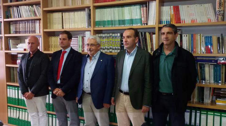 Zuzendaritzan dabiltzan itunpeko irakasleentzako diru saila kenduko dutela salatu dute