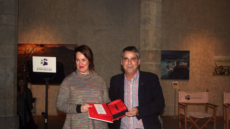 Euskararen Lege berria idazteko "oinarriak" entregatu dizkio Kontseiluak Legebiltzarreko presidenteari