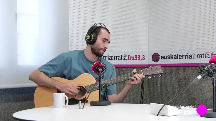 Julen Azkona (Neu Troia): "Gure musikaren atmosfera iradokitzailea zuzenekoetara eramaten saiatzen gara"