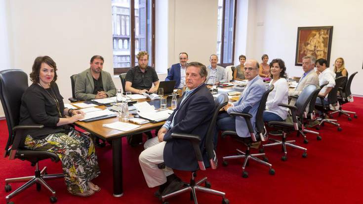 Franco hobitik ateratzea babestu du Nafarroako Parlamentuak