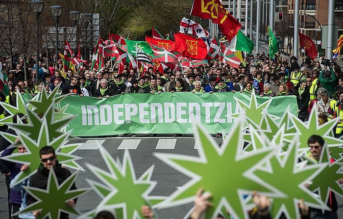 Independentistak sareak "joko taktikoak" utzi, eta independentziarantz urratsak egitera deitu ditu alderdiak