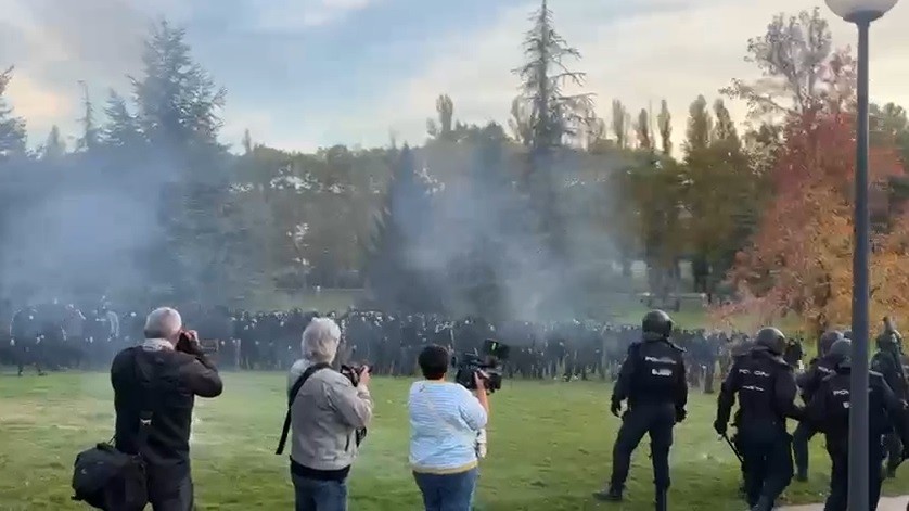 Polizia-kargak Vito Quilesek antolatutako ekitaldiaren kontrako protestetan
