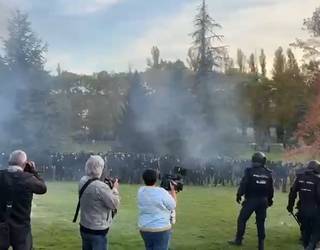 Polizia-kargak Vito Quilesek antolatutako ekitaldiaren kontrako protestetan