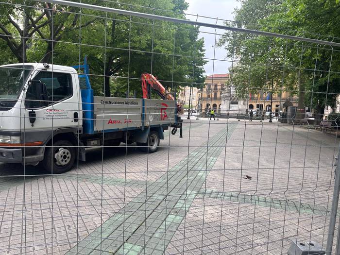 Caritaseko sanferminetarako tonbola muntatzen hasi dira