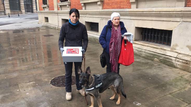 125.000 sinadura indarkeria matxista jasan duen emakumearen txakurra sorospen-txakur izan dadin