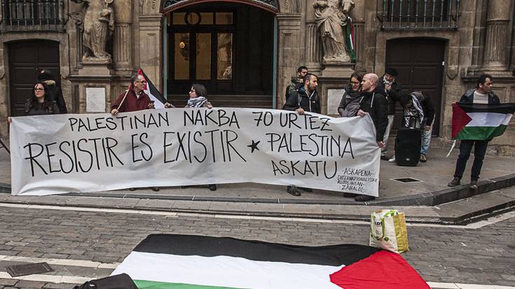 Israeli boikota egiteko deia eginez eta Palestinarekin elkartasunez, elkarretaratzea, Iruñean