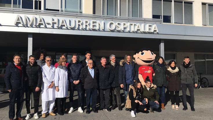 Gaixo dauden haurrei irribarrea ateratzera joan dira gorritxoak Ospitalegunera