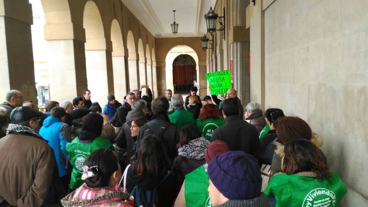 Alokairu soziala eskatu dute etxetik bota nahi zuten emakumearentzat