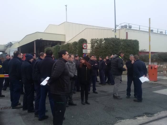 TRWko zuzendaritza berriari negoziatzeko eskatu diote langileek, "bidezko konponbidea" lortzeko