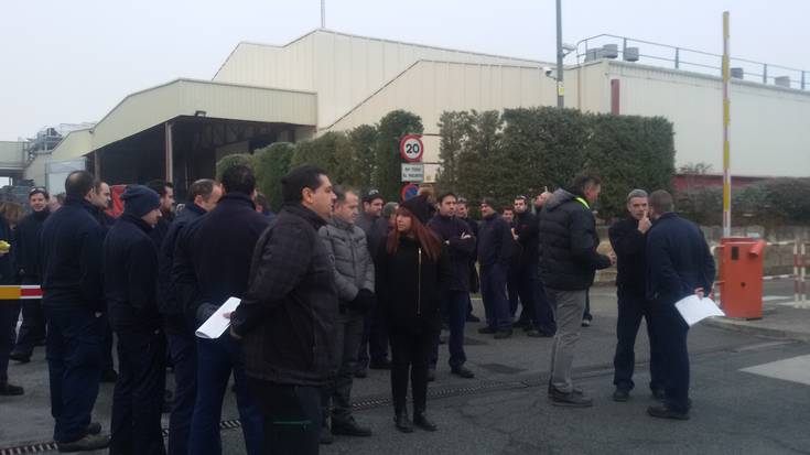 TRWko zuzendaritza berriari negoziatzeko eskatu diote langileek, "bidezko konponbidea" lortzeko