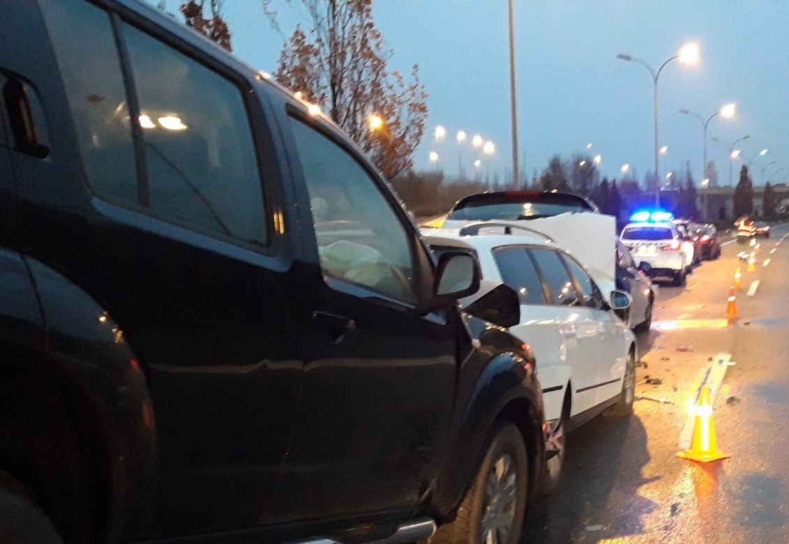 Bederatzi autok talka egin dute Iruñeko sahiesbidean