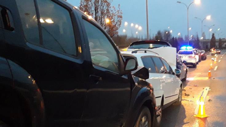 Bederatzi autok talka egin dute Iruñeko sahiesbidean