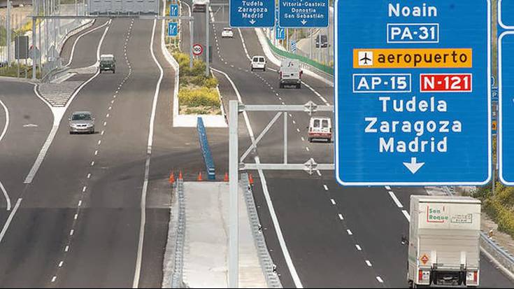 650 kilogramo haxix aurkitu dituzte AP-15eko furgoneta batean