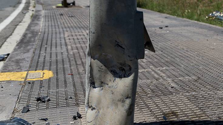 Moto gidari bat hil da Iruñean