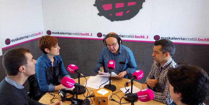 Parlamentarien solasaldia: Carmen Albaren dimisioaren bila