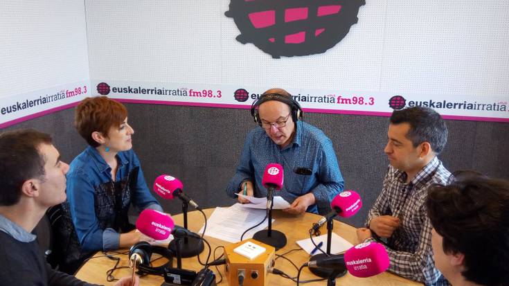 Parlamentarien solasaldia: Carmen Albaren dimisioaren bila