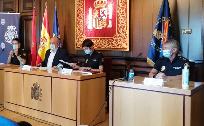 Espainiako Poliziak migratzaileen trafikoan aritzen ziren bi talde desegin ditu