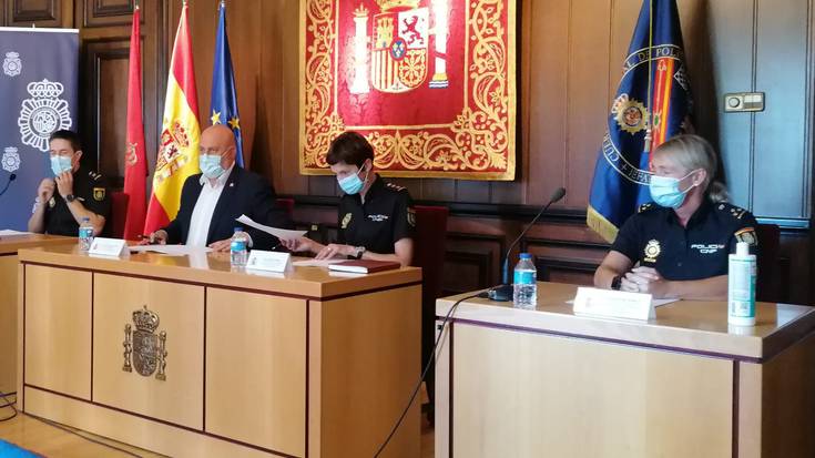 Espainiako Poliziak migratzaileen trafikoan aritzen ziren bi talde desegin ditu