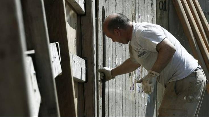 Ari dira sanferminetako entzierroko hesia jartzen