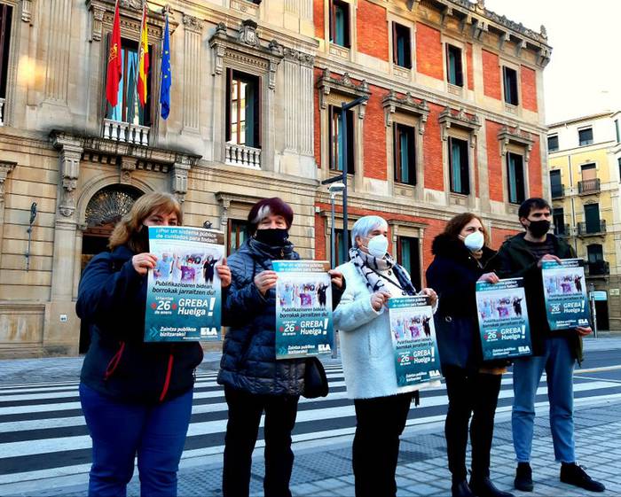 ELAk zaintza sistema publikoa egiteko eskaera eraman du Nafarroako Parlamentura