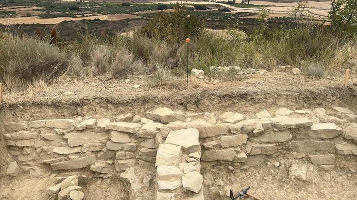 Herrixka baskoi baten harresia atzeman dute Eslabako Santakriz aztarnategian