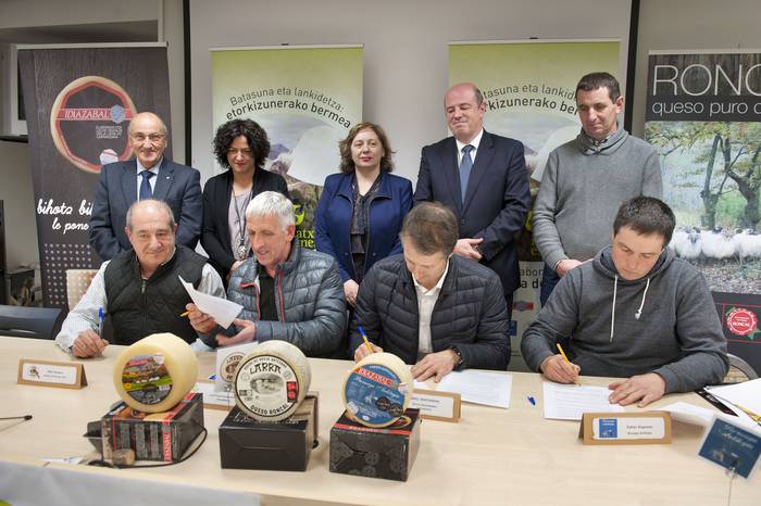 Latxa ardiaren esnearen prozesua goraipatu dute